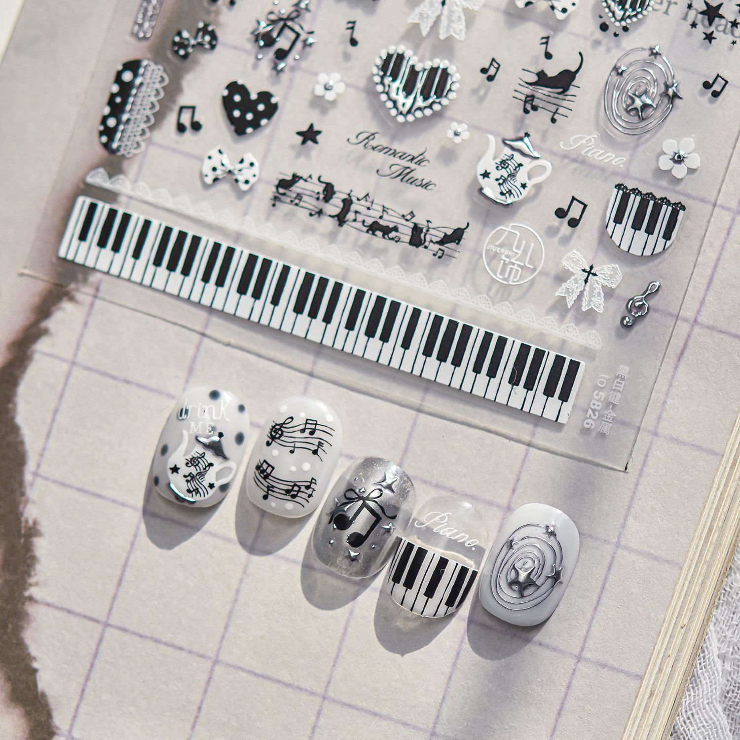 Musical Instrument Images - สติกเกอร์ติดเล็บ 5 มิติ ลายดนตรีสีดำขาว ลายคีย์เปียโน ลายแมว